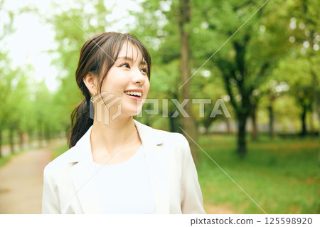 一個女人在公園散步 125598920