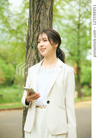 一個女人在公園散步 一個女人在公園散步 125598951