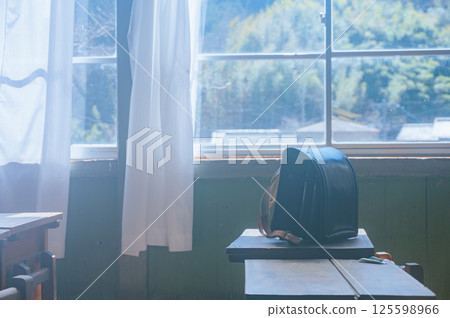 Nostalgia by the window [Former Kizawa Elementary School] 125598966