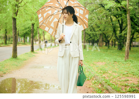 走與傘的婦女 走與傘的婦女 125598991