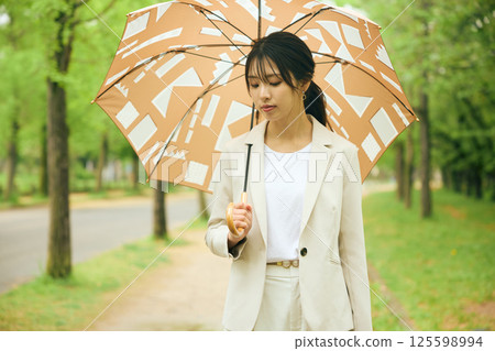 走與傘的婦女 125598994