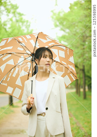 走與傘的婦女 125598995