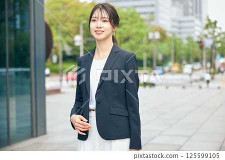 走在辦公室鎮的婦女 125599105