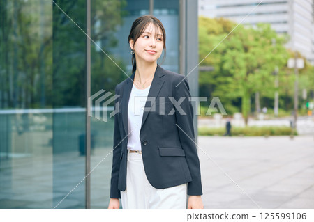 走在辦公室鎮的婦女 125599106