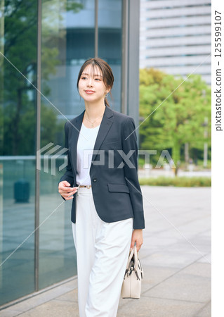 走在辦公室鎮的婦女 走在辦公室鎮的婦女 125599107