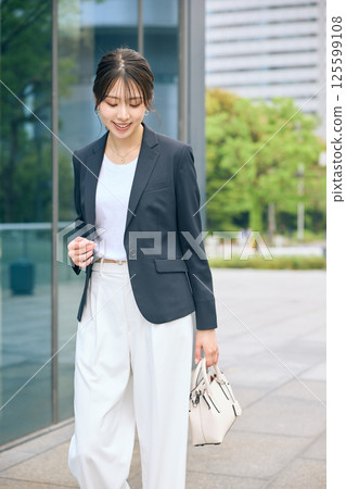 走在辦公室鎮的婦女 125599108