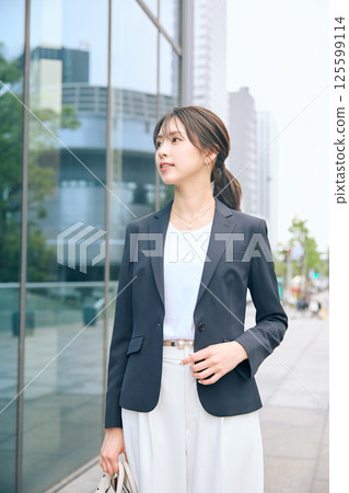走在辦公室鎮的婦女 走在辦公室鎮的婦女 125599114