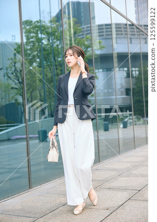 Women walking in the office town 125599122