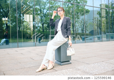 A woman taking a break in an office district 125599146