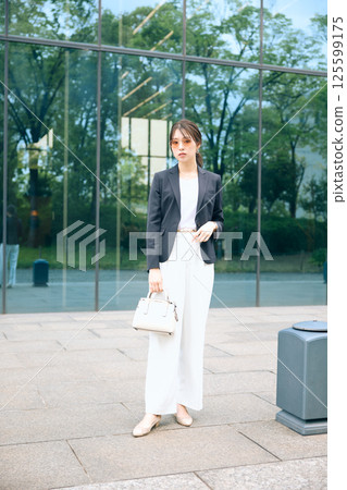 一位女士在辦公區休息 125599175