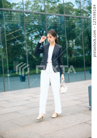 一位女士在辦公區休息 一位女士在辦公區休息 125599184