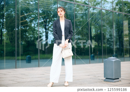 一位女士在辦公區休息 一位女士在辦公區休息 125599186