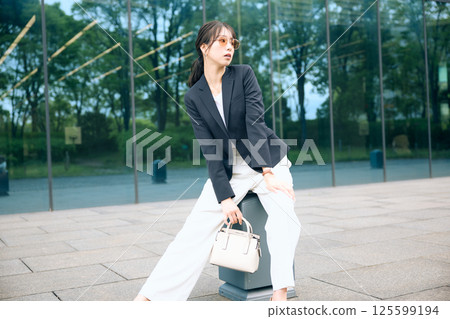 一位女士在辦公區休息 一位女士在辦公區休息 125599194