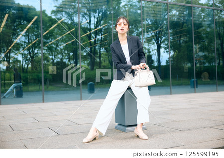 一位女士在辦公區休息 一位女士在辦公區休息 125599195