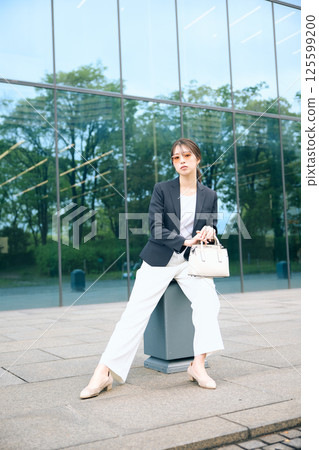 一位女士在辦公區休息 一位女士在辦公區休息 125599200