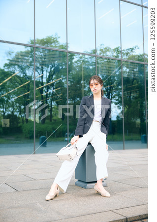一位女士在辦公區休息 一位女士在辦公區休息 125599203