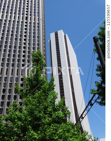 看摩天大樓的辦公室鎮的風景 看摩天大樓的辦公室鎮的風景 125599657