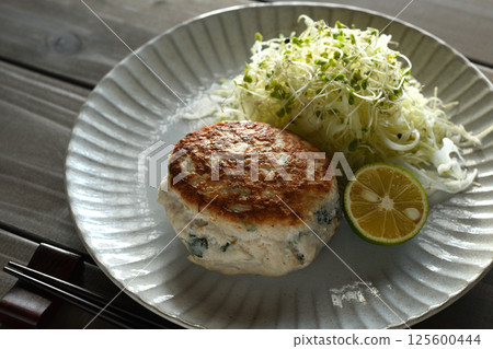 Chicken hamburger with perilla leaves 125600444