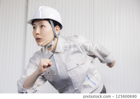 穿著工作服的中年婦女 穿著工作服的中年婦女 125600690