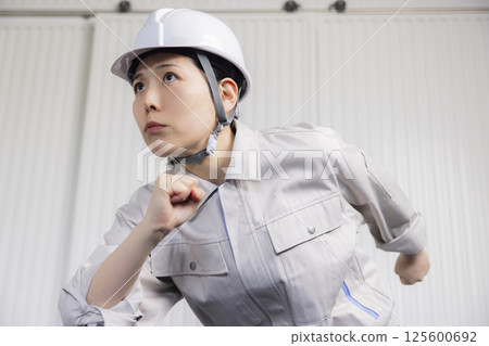 穿著工作服的中年婦女 穿著工作服的中年婦女 125600692