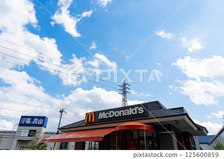 東京町田市大山丘市春天藍天下的麥當勞玉境店外觀 125600859