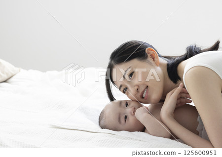 4個月大的嬰兒和媽媽 125600951