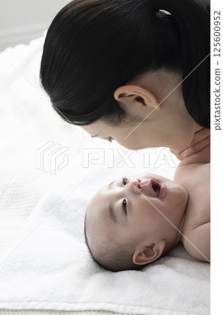 4 month old baby and mom 125600952