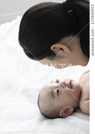 4 month old baby and mom 125600953