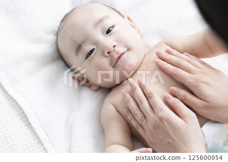 4個月大的嬰兒和媽媽 125600954