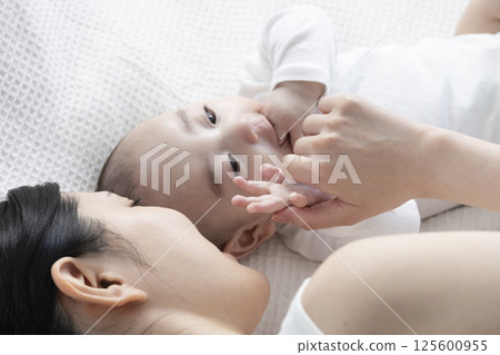 4個月大的嬰兒和媽媽 125600955