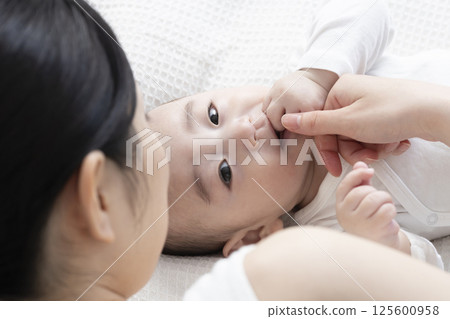 4個月大的嬰兒和媽媽 125600958