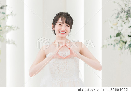 教堂裡穿著婚紗的新娘 125601022