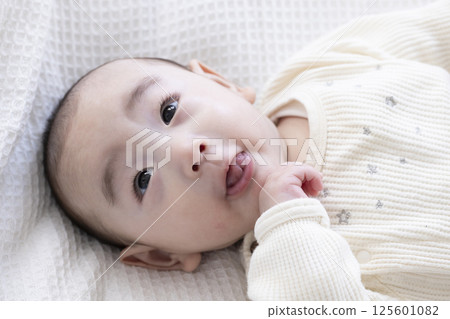 可愛的四個月大的嬰兒 125601082