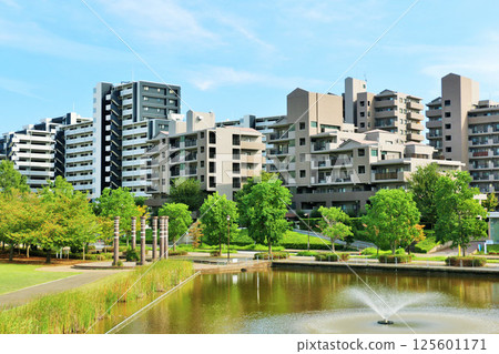 藍天都市風景大廈和公園風景 藍天都市風景大廈和公園風景 125601171
