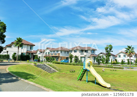 藍天城市景觀：新住宅區與公園風光 125601178
