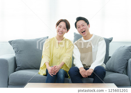 Young couple relaxing on the sofa 125601201