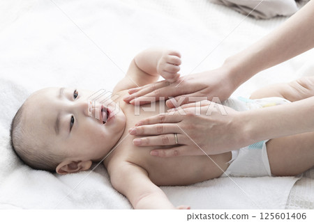 Mom giving baby massage to baby 125601406