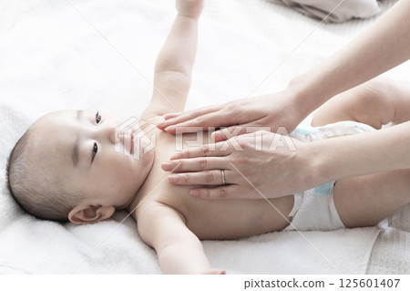 媽媽給寶寶按摩 125601407