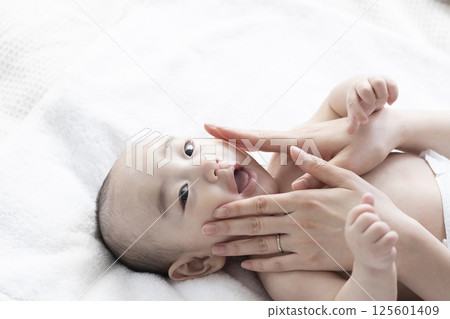 媽媽給寶寶按摩 125601409