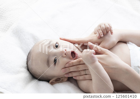 媽媽給寶寶按摩 125601410