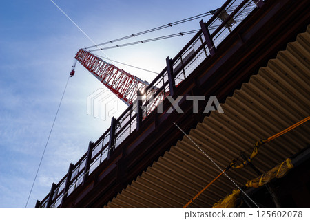 施工中的起重機和藍天 東村山站高架施工,東京 2025.04 a-1 施工中的起重機和藍天 東村山站高架施工,東京 2025.04 a-1 125602078