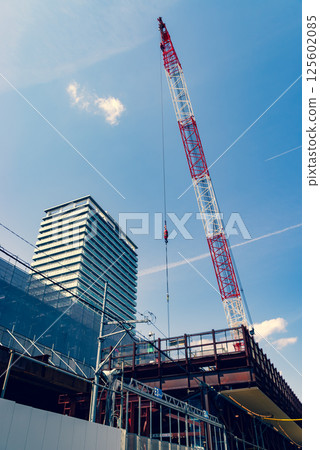 施工中的起重機和藍天 東村山站立面施工,東京 2025.04 b-3 暖色和冷色 施工中的起重機和藍天 東村山站立面施工,東京 2025.04 b-3 暖色和冷色 125602085