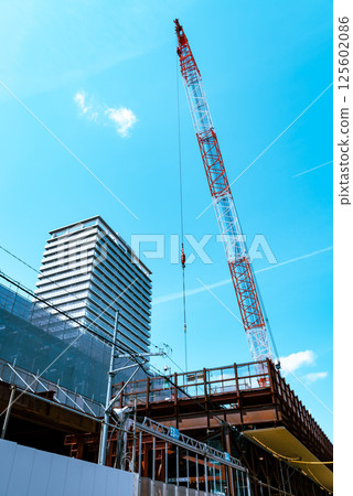 施工中的起重機和藍天 東村山站立面施工,東京 2025.04 b-4 淺色 施工中的起重機和藍天 東村山站立面施工,東京 2025.04 b-4 淺色 125602086