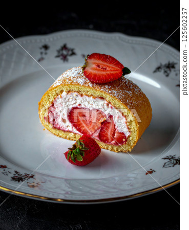 我最喜歡的草莓捲蛋糕 125602257