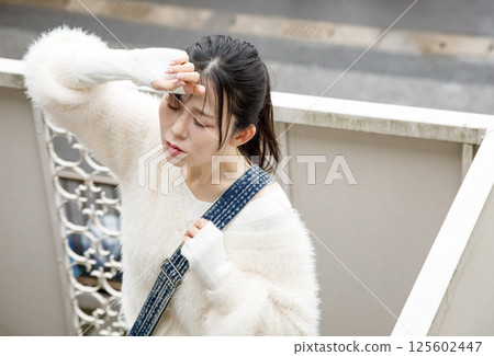 A woman feeling dizzy 125602447