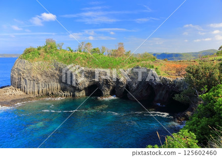 [Saga Prefecture] The Seven Caves of Yakataishi on the Genkai Sea on a clear day 125602460
