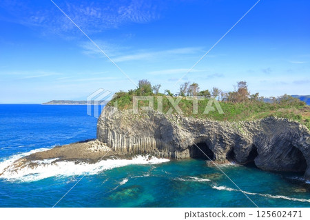 [Saga Prefecture] The Seven Caves of Yakataishi on the Genkai Sea on a clear day 125602471