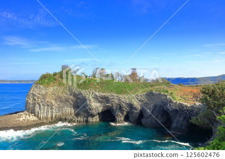 [Saga Prefecture] The Seven Caves of Yakataishi on the Genkai Sea on a clear day 125602476