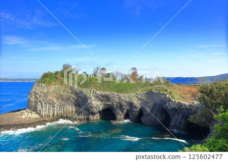 [Saga Prefecture] The Seven Caves of Yakataishi on the Genkai Sea on a clear day 125602477