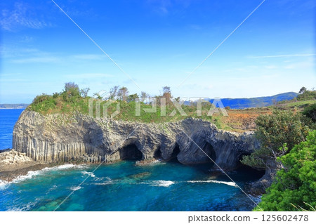 [Saga Prefecture] The Seven Caves of Yakataishi on the Genkai Sea on a clear day 125602478